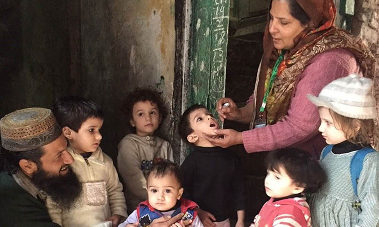 دن ڈھلتے ہی پولیو ویکسینیشن کی سرگرمیاں اپنے عروج پر پہنچ جاتی ہیں