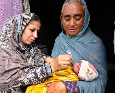 عارضی نقل مکانی کرنے والی بچوں تک پولیو قطروں کی رسائی : ایک دشوار مگر اہم کام 