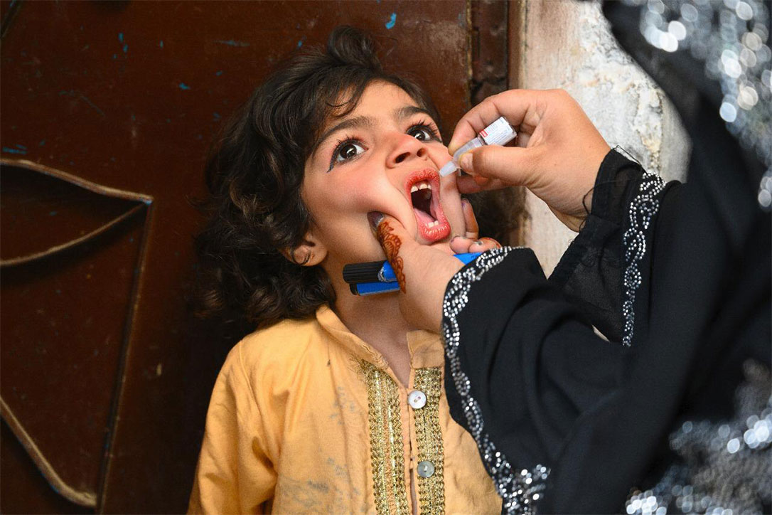 Polio vaccination campaigns, vaccinating child in pakistan polio vaccination schedule in Pakistan resume on 20 july